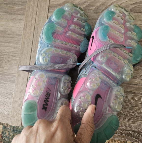Nike Women's Vapormax - Picture 5 of 8